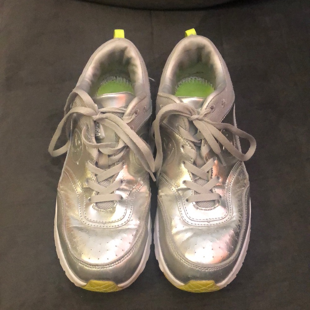 ZUMBA FITNESS(r) shoes size 10US. Needs footbeds. Normal wear and tear.